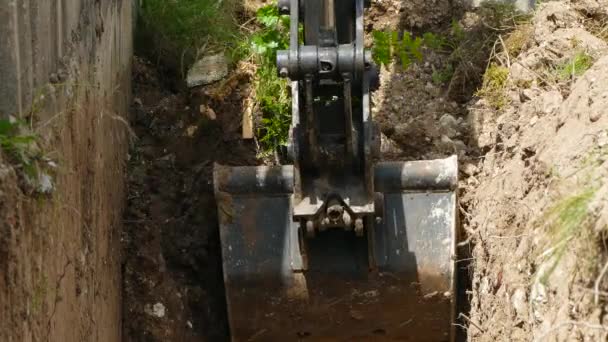 O balde escavadora escava a terra — Vídeo de Stock