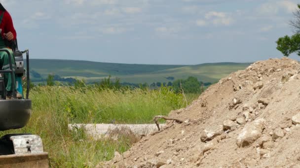 Водители вручную управляют манипулятором экскаватора — стоковое видео