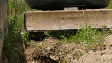 Paletli ekskavatör taşır ve yere temizler