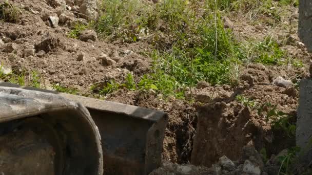 Levantar la tierra de la zanja en un cucharón hidráulico — Vídeo de stock