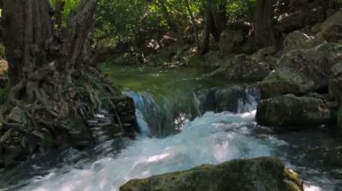 taşlar çöküşü yakınındaki küçük şelale
