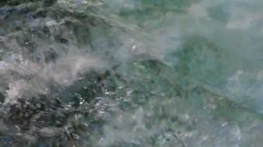 Bir dağ dere meltwater bir köpük formlar