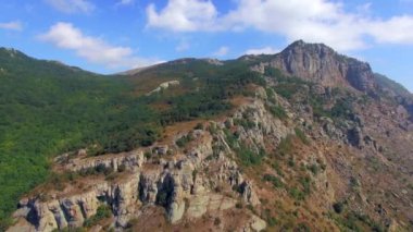 Ahşap bir rock uçurum ile tamamlanır. kuş görünümü göz.
