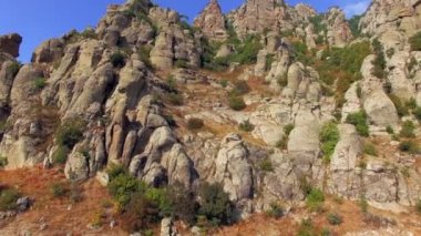Taşlar çıkıntılı dağ yamacında. kuş görünümü göz.