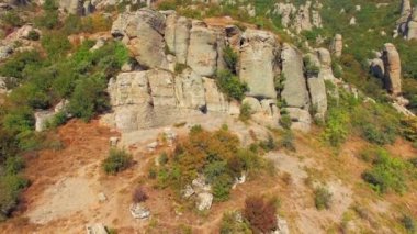 Doğal taş heykellerin dağın üzerinde. kuş görünümü göz.