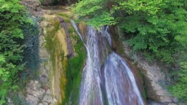 kamera şelale iner. kuş görünümü göz.