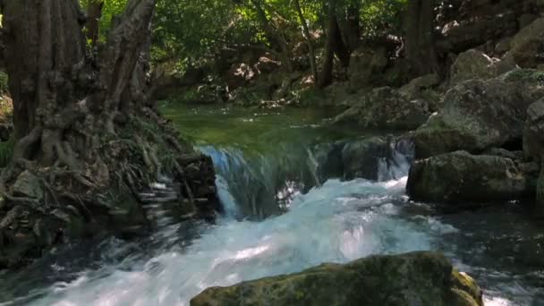 petite cascade près de l'effondrement des pierres 