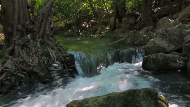 Небольшой водопад рядом с обрушением камней — стоковое видео