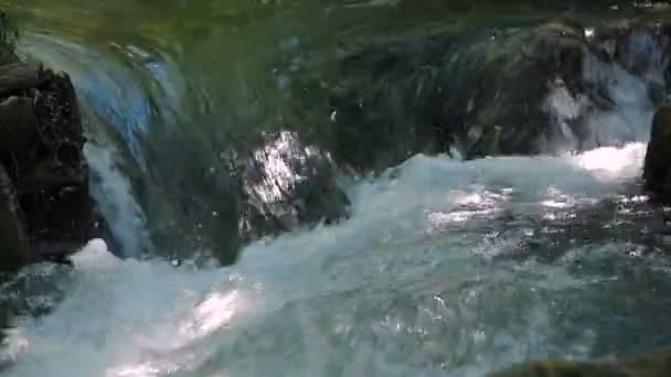 Een kleine lente-waterval in de stream — Stockvideo