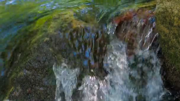 Het water stroomt omlaag de rotsen — Stockvideo