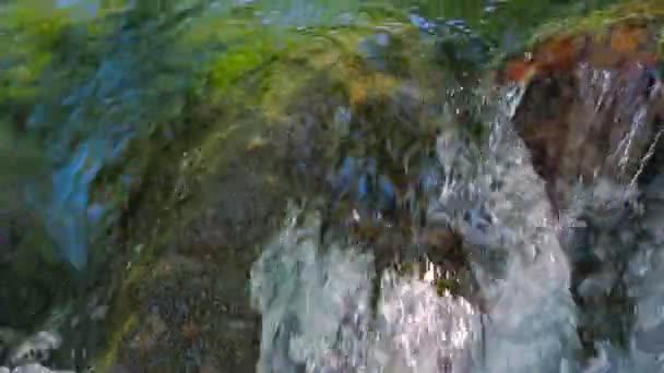 Kleiner Wasserfall mit Felsen im Wasser — Stockvideo