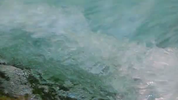 Пенная вода в реке — стоковое видео