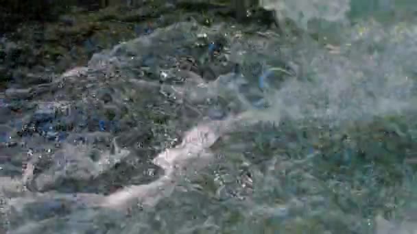 Spruzzare e schiuma in acqua pulita — Video Stock