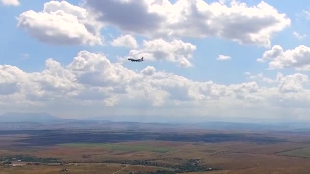 Letadlo letí před kamerou. Letecký pohled. — Stock video