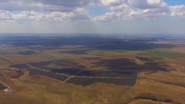 Panorama von Feldern mit abgetrennten Feldern. Vogelperspektive. — Stockvideo