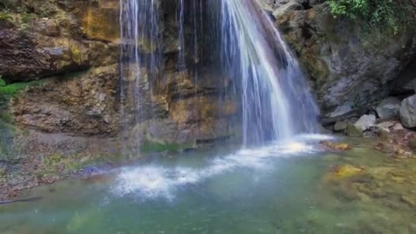 A câmera voa pela cachoeira. aves vista para os olhos . — Vídeo de Stock