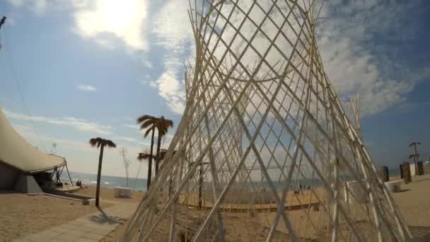 Autour des pavillons métalliques tissés à côté des palmiers — Video