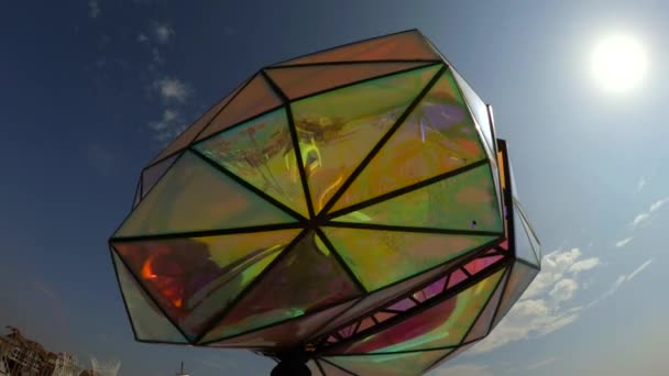 Garip bir beyin çok renkli vitraylı camdan — Stok video