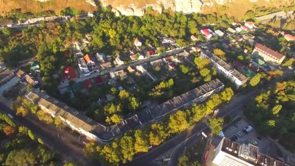 Außerhalb der Ödnis der Stadt auf dem Felsen. Vogelperspektive. — Stockvideo