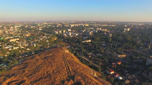 The cliff divides the city into two halves. birds eye view. — Stock Video