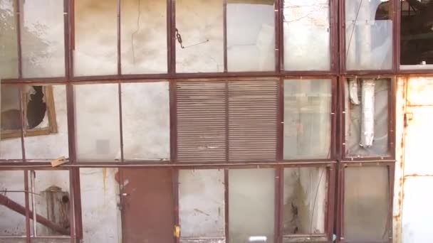 Mur de verre d'un bâtiment avec fenêtres cassées — Video