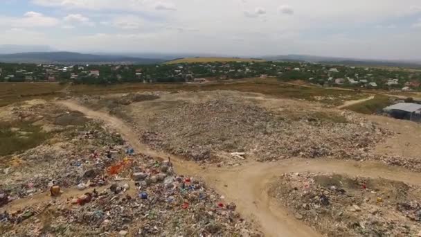 Dietro una carriera in discarica c'è una caratteristica della città — Video Stock