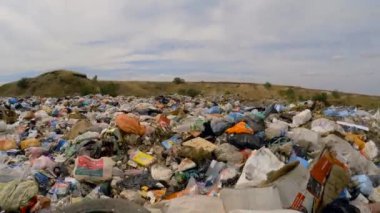 çöp bir çöplükte çöp yığınları üzerinde çeşitli.