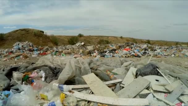 Şehir dışında bir kariyer yetkisiz çöplükte. kuş-göz görüş-. — Stok video