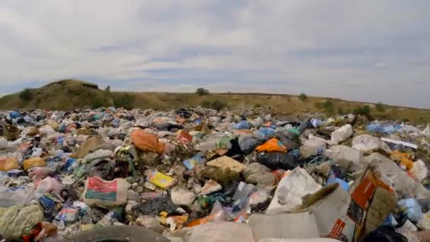 Una varietà di rifiuti su cumuli di spazzatura in una discarica . — Video Stock