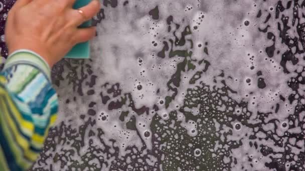 Γυναικείο Χέρι Ριγέ Πουκάμισο Σαπουνισμένο Μπλε Αφρώδες Σφουγγάρι Γυάλινο Παράθυρο — Αρχείο Βίντεο