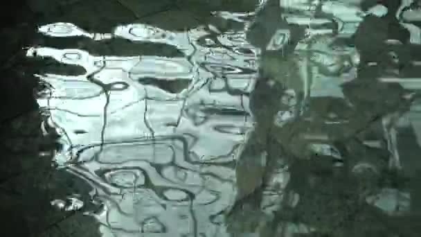 Superficie reflectante 4K la superficie del agua — Vídeos de Stock