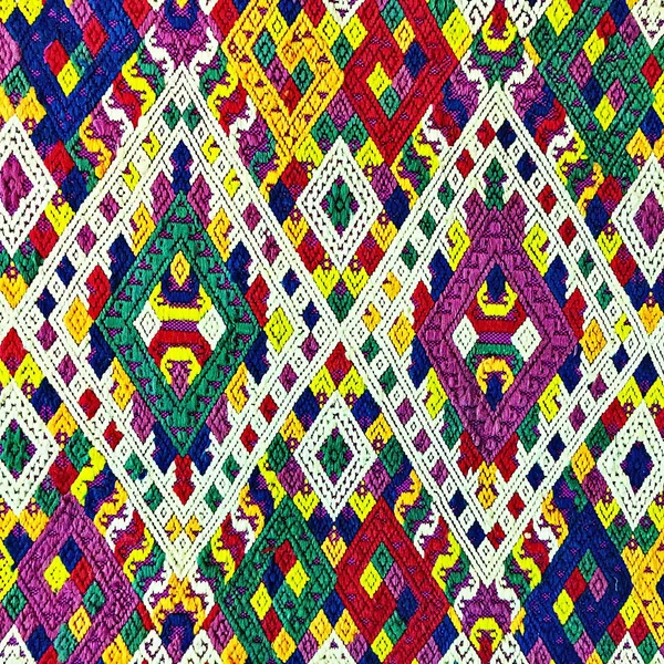 Kleurrijke thai zijde handwerk peruviaanse stijl tapijt oppervlak oude vintage gescheurd conservering Gemaakt van natuurlijke materialen Chemische vrije close-up zijde achtergrond zijde textuur — Stockfoto