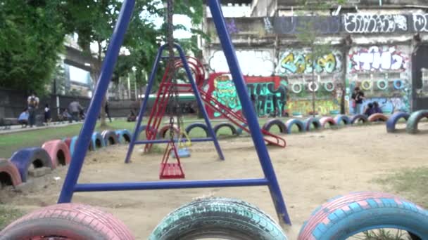 4k Blur Fokus Junge und kleines Mädchen schaukelt auf Spielplatz — Stockvideo