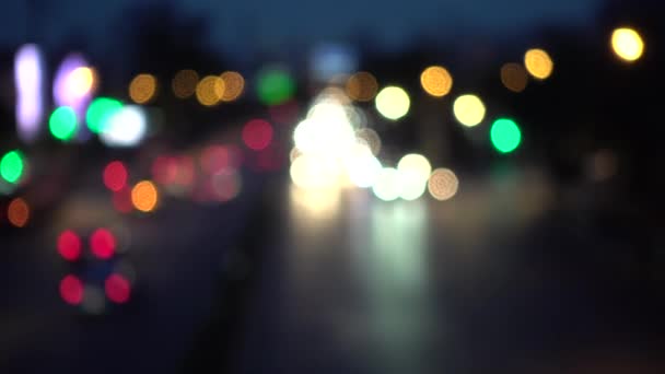 4k Bokeh van lichten van de auto. Op de straat kleurrijke cirkels Video achtergrond lus Glassy nachts voeren circulaire vormen een kleurrijke dans. achtergrond van de beweging die is gewoon perfect geschikt voor evenementen — Stockvideo