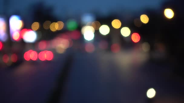 4k Bokeh von Autoscheinwerfern. auf der Straße in der Nacht bunte Kreise Video-Hintergrund-Schleife glasige kreisförmige Formen führen einen bunten Tanz auf. Bewegungshintergrund, der sich perfekt für Veranstaltungen eignet — Stockvideo