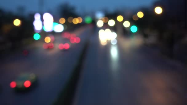 4k Bokeh von Autoscheinwerfern. auf der Straße in der Nacht bunte Kreise Video-Hintergrund-Schleife glasige kreisförmige Formen führen einen bunten Tanz auf. Bewegungshintergrund, der sich perfekt für Veranstaltungen eignet — Stockvideo