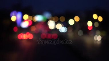 4k araba ışıkların Bokeh. Renkli Daireler Video arka plan döngü camsı geceleri sokakta renkli bir dans yuvarlak şekiller gerçekleştirin. Sadece hareketli arka plan 