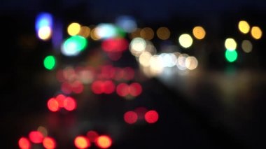 4k araba ışıkların Bokeh. Renkli Daireler Video arka plan döngü camsı geceleri sokakta renkli bir dans yuvarlak şekiller gerçekleştirin. Sadece hareketli arka plan 