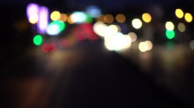 4k araba ışıkların Bokeh. Renkli Daireler Video arka plan döngü camsı geceleri sokakta renkli bir dans yuvarlak şekiller gerçekleştirin. Sadece hareketli arka plan 