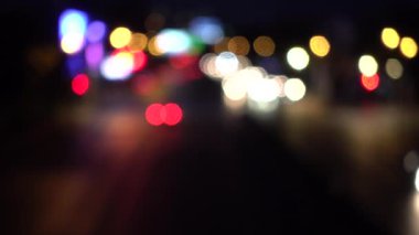 4k araba ışıkların Bokeh. Renkli Daireler Video arka plan döngü camsı geceleri sokakta renkli bir dans yuvarlak şekiller gerçekleştirin. Sadece hareketli arka plan 