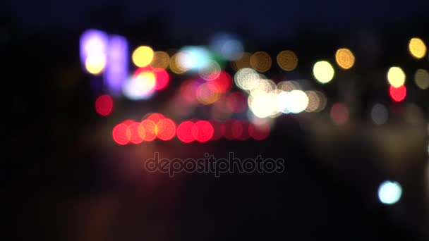 4 k 汽车灯景。在晚上多彩圈子视频背景循环玻圆形街道上执行一个丰富多彩的舞蹈。只是的运动背景 — 图库视频影像