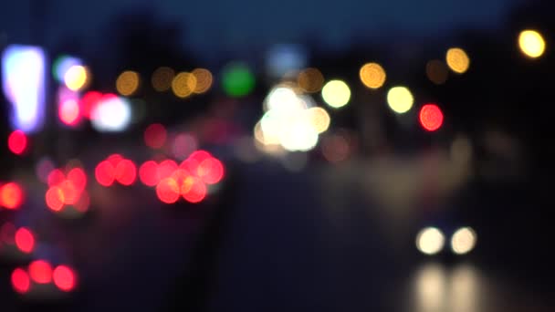 4K Bokeh de feux de voiture. Dans la rue la nuit Cercles colorés Vidéo Arrière-plan Boucle Les formes circulaires vernies exécutent une danse colorée. fond de mouvement qui est juste — Video