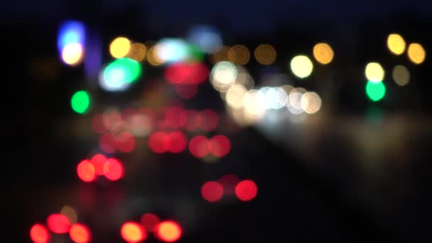 4 k 車のライトのボケ味。カラフルなサークル ビデオ背景ループ ガラス夜路上は、円形の図形はカラフルなダンスを実行します。だけはモーション背景 — ストック動画
