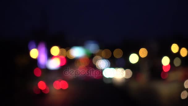 4K Bokeh de luces de coche. En la calle por la noche Círculos coloridos Video Lazo de fondo Las formas circulares vidriosas realizan un baile colorido. fondo de movimiento que es solo — Vídeo de stock