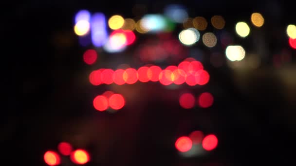 4K Bokeh de luces de coche. En la calle por la noche Círculos coloridos Video Lazo de fondo Las formas circulares vidriosas realizan un baile colorido. fondo de movimiento que es solo — Vídeos de Stock