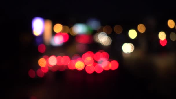 4K Bokeh de feux de voiture. Dans la rue la nuit Cercles colorés Vidéo Arrière-plan Boucle Les formes circulaires vernies exécutent une danse colorée. fond de mouvement qui est juste — Video