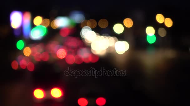 4K Bokeh de luces de coche. En la calle por la noche Círculos coloridos Video Lazo de fondo Las formas circulares vidriosas realizan un baile colorido. fondo de movimiento que es solo — Vídeo de stock