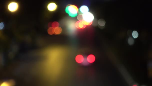 4K Bokeh de luces de coche. En la calle por la noche Círculos coloridos Video Lazo de fondo Las formas circulares vidriosas realizan un baile colorido. fondo de movimiento que es solo — Vídeo de stock