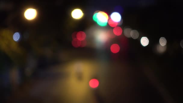 4k Bokeh van lichten van de auto. Op de straat kleurrijke cirkels Video achtergrond lus Glassy nachts voeren circulaire vormen een kleurrijke dans. achtergrond van de beweging die is gewoon — Stockvideo