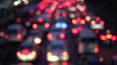 4k araba ışıkların Bokeh. Renkli Daireler Video arka plan döngü camsı geceleri sokakta renkli bir dans yuvarlak şekiller gerçekleştirin. Sadece mükemmel etkinlikler için uygundur hareketli arka plan